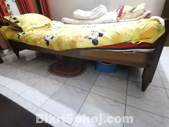 কাঠের আলমারি, খাট ও পড়ার টেবিল